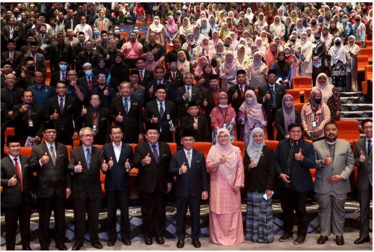 MOHD Na’im Mokhtar (tengah) bergambar bersama para hadirin selepas Majlis Perhimpunan Agensi di bawah Menteri di JPM (Hal Ehwal Agama) di Kompleks Islam Putrajaya.